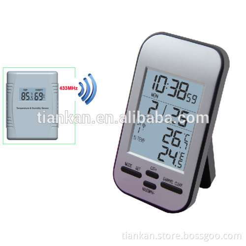 Digital thermometer with outdoor sensor